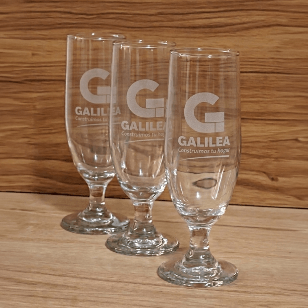 Copas de cerveza grabadas con el logo de la empresa